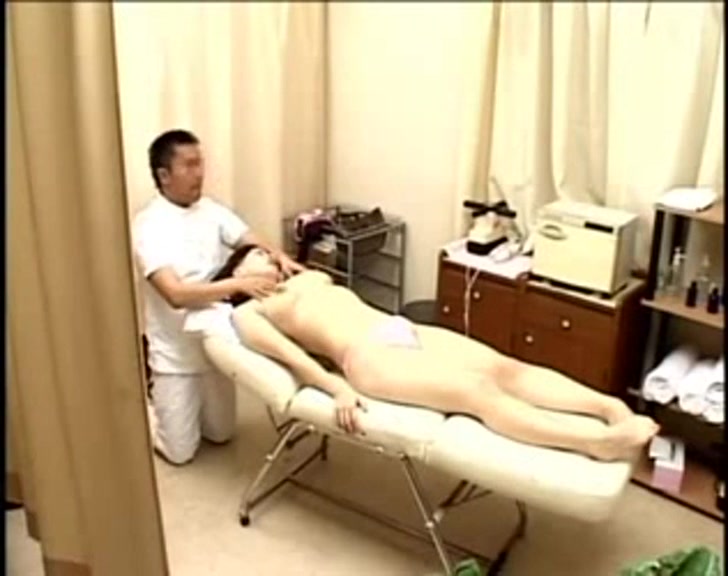 人妻和按摩师做爱内射偷拍